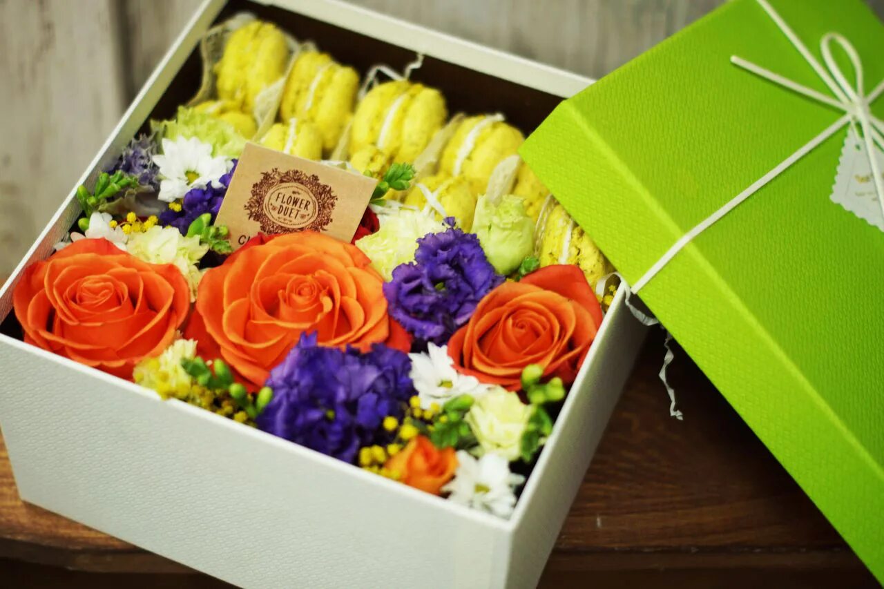 Коробочка с цветами. Красивые коробки с цветами. Коробки с цветами и конфетами. Korobka s cvetami. Цветы в коробке с конфетами