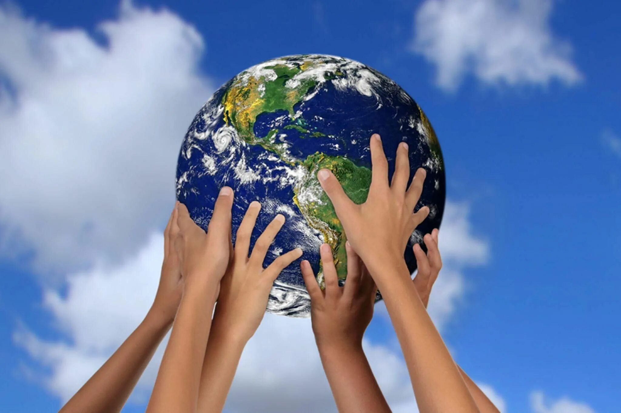 Программы про мир. Люди на земном шаре. Планета в руках. Земля в руках. Земной шар на ладони.