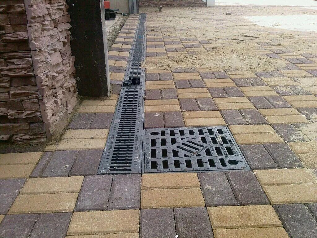 Брусчатка отмостка ливневка. Ливневка тротуарная. Отмостка бехатон. Ливневка тротуарная. Лоток водоотводный для тротуарной плитки.
