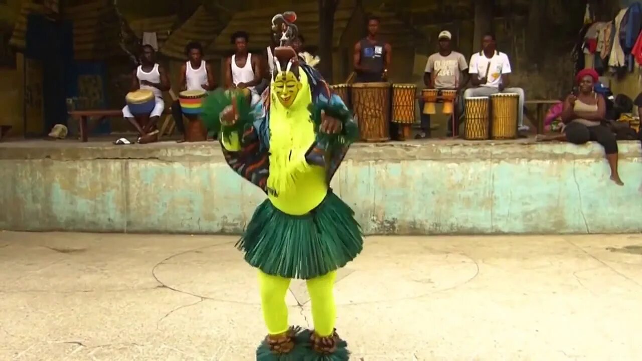 Шаман концерт. Ритуальные танцы индейцев. Бубен шамана. Мальчик танцующий под песню шамана. Шаманские ритуальные танцы.