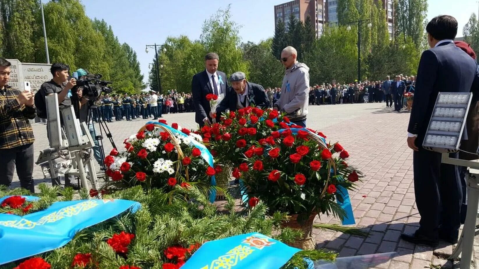 Возложили цветы к мемориалу. Возложение цветов. Цветы на возложение. Цветы у вечного огня. Новости усть каменогорск сайт