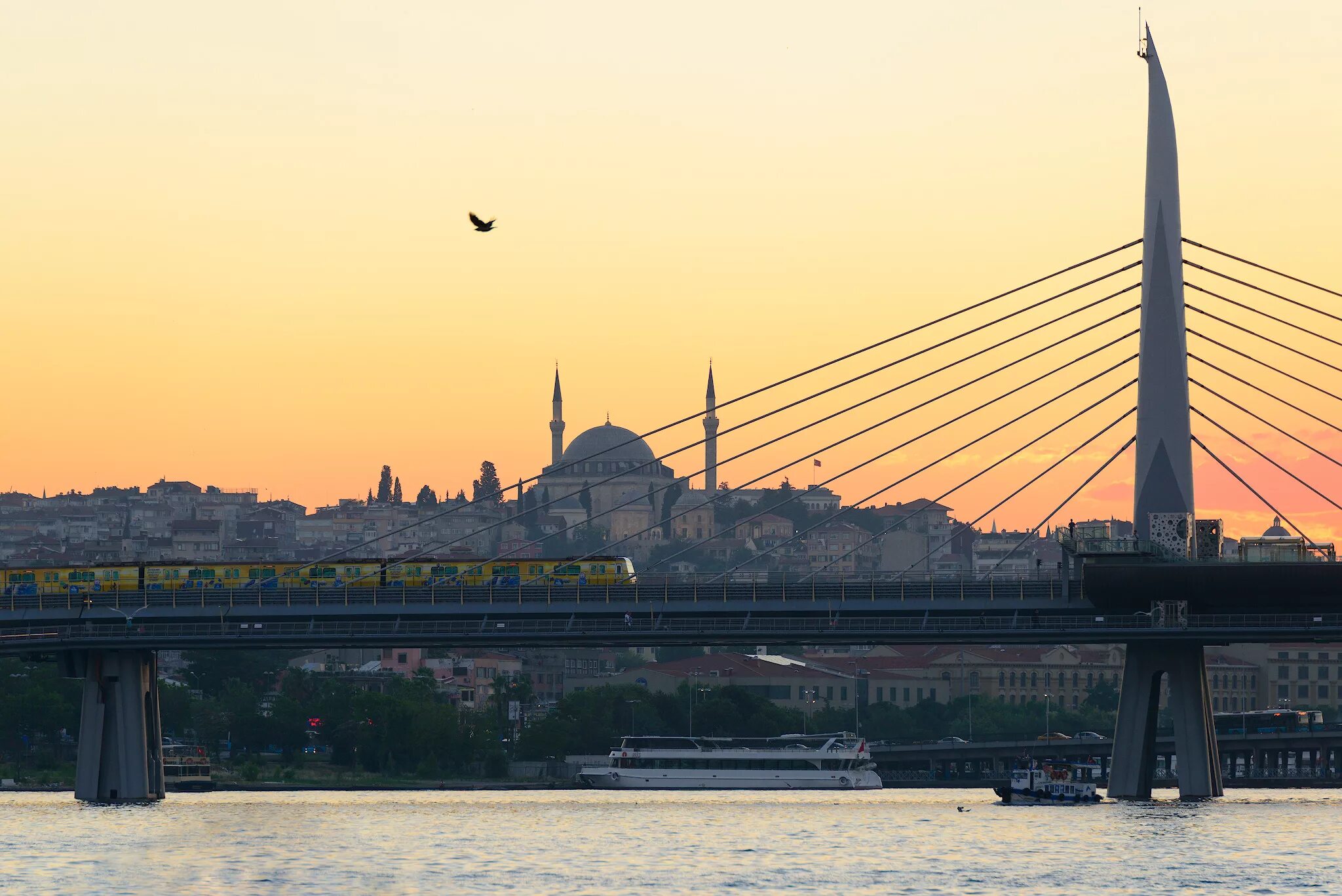 Стамбул мост через. Босфорский мост в Стамбуле. Мост золотой Рог Стамбул. Бухта золотой Рог Стамбул. Осенний Босфор Стамбул.