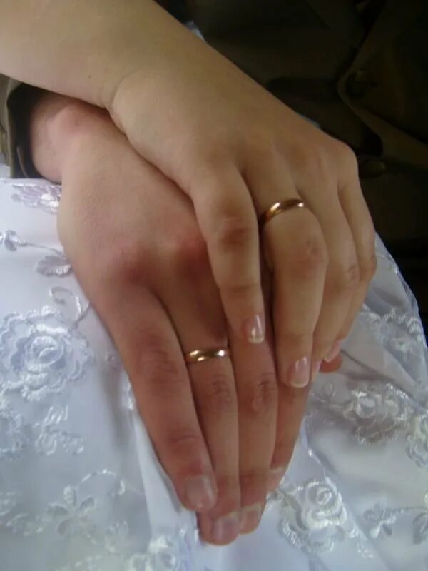 Poor girl ate wedding ring на русском. Обручальные кольца на руках. Обручальное кольцо на руке девушки. Обручальное кольцо на пальце. Классические обручальные кольца на пальцах.