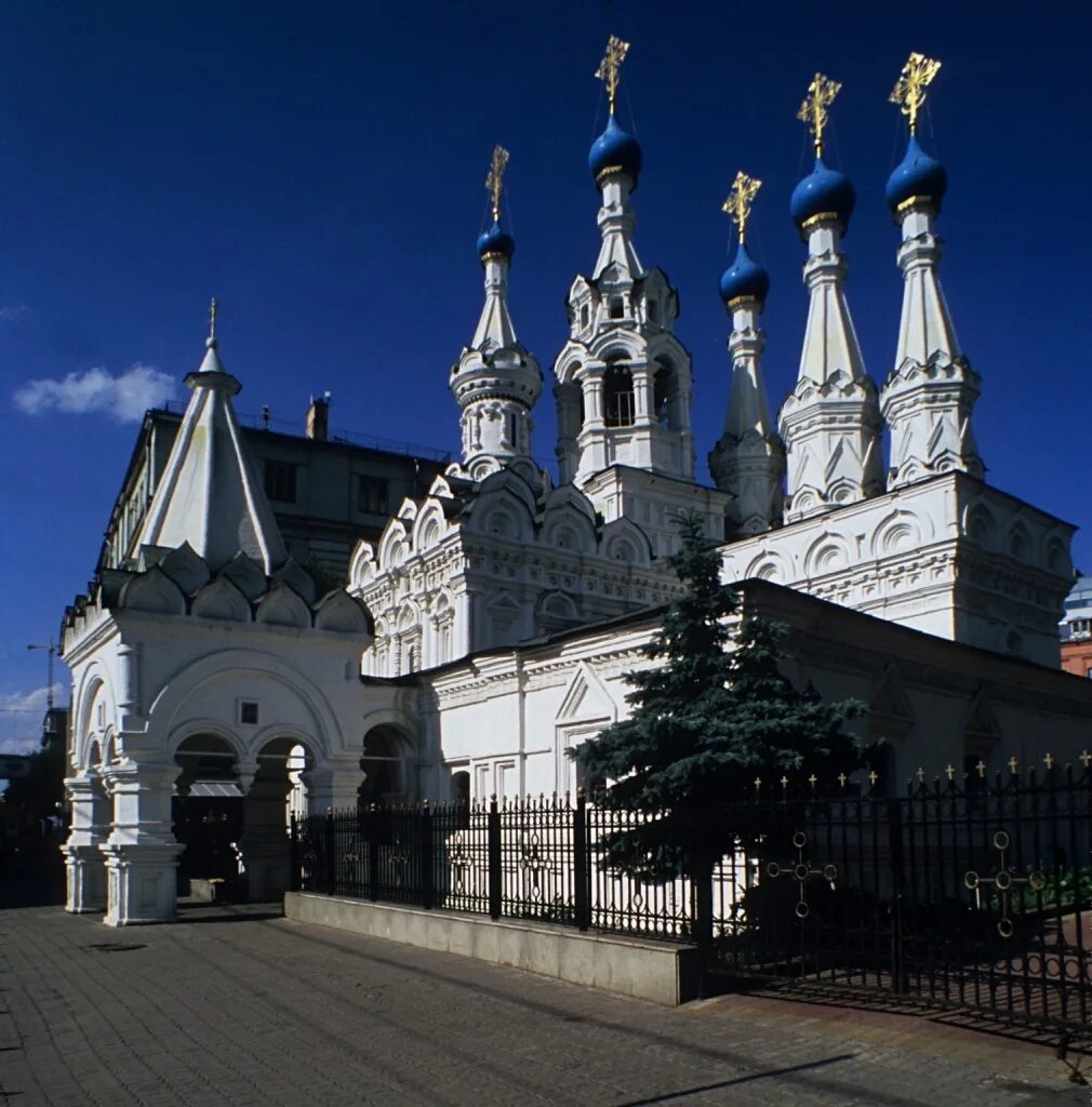 Московская церковь рождества богородицы. Церковь Рождества Богородицы в Путинках. Храм Рождества в Путинках в Москве. Церковь Рождества Пресвятой Богородицы в Путинках, Москва. Церковь Рождества Богородицы в Путинках в Москве (1649—1652.