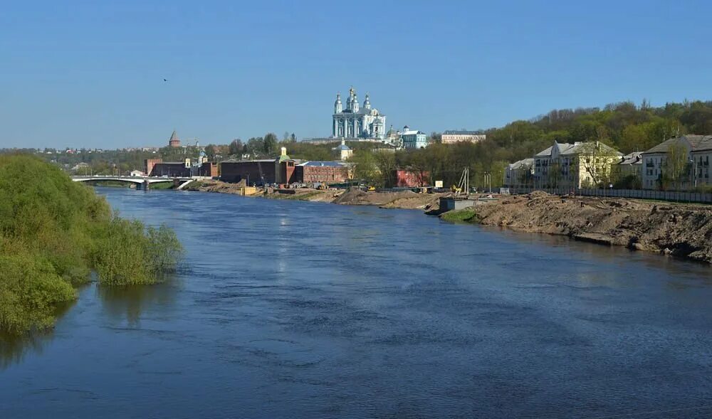 Уровень воды в реке днепр в лоеве. Река Днепр Смоленск. Река Днепр Смоленская. Набережная реки Днепр Смоленск. Берег Днепра Смоленск.