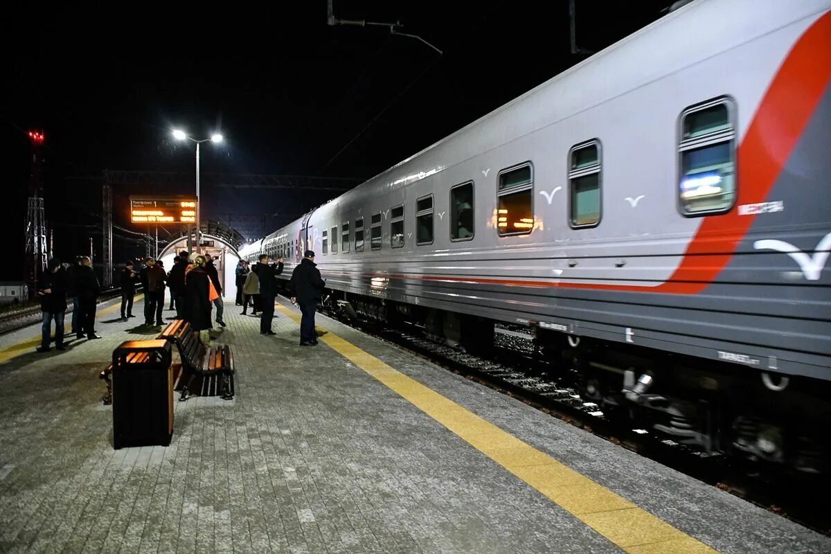 Поезд москва санкт петербург новый 2 часа. Пассажирский поезд. Поезд на вокзале. Поезд ночью. Пассажиры в поезде.