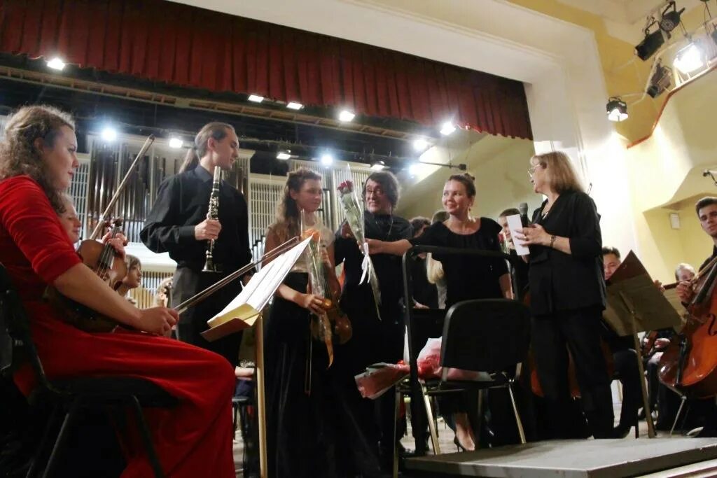 Алексей кортнев. Фантастический оркестр. Выступить в ярославле. Выступить в ярославле. Старшеклассники выступают на сцене.