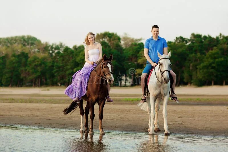Езда верхом согласование. Два всадника на пляже. two riders on the beach. справка езда верхом на коне. клип песни 2019 всадники на лошадях у океана в разноцветных костюмах.