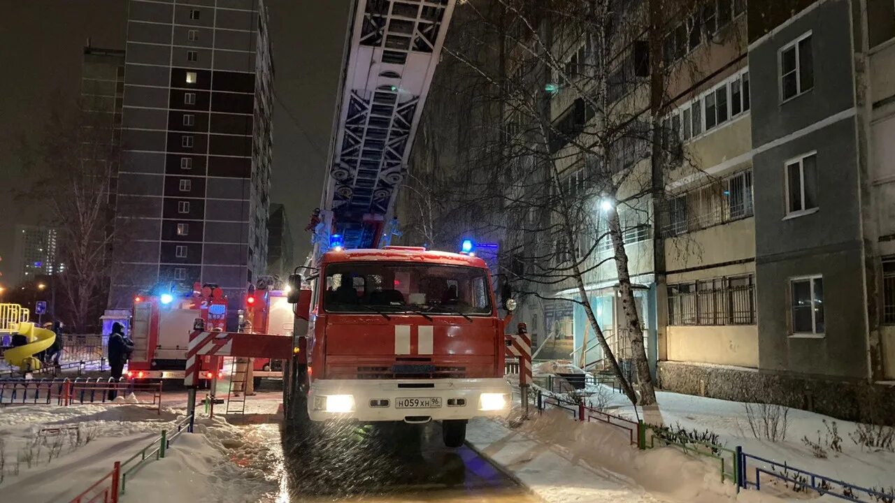 Горящий дом ночью. Девочка и пожар. Пожар на широкой речке в екатеринбурге. Пожар екатеринбург сейчас е1. Е1 новости екатеринбурга происшествия пожар.