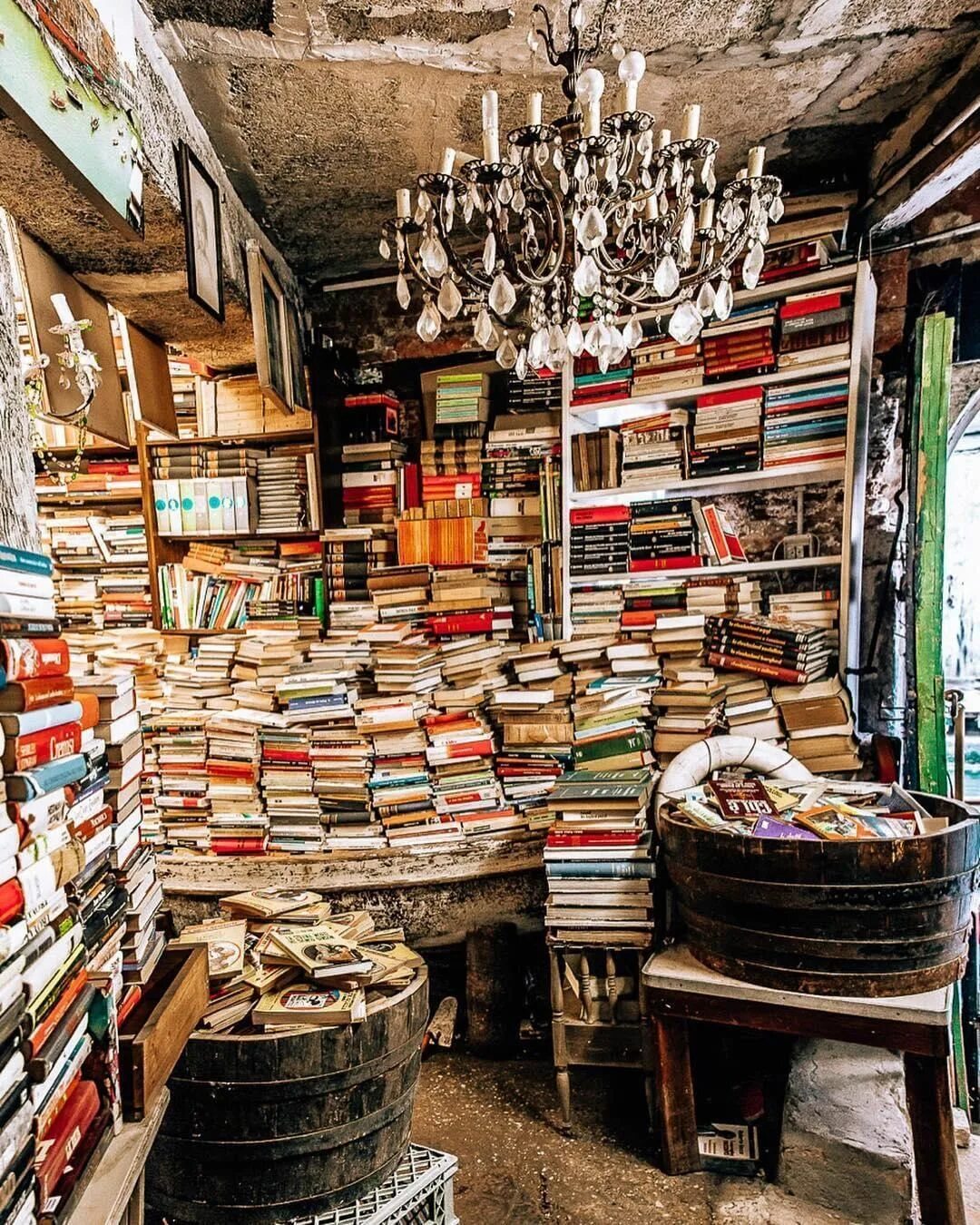 Книжный рынок. Книжный рынок в ираке. атмосферный книжный магазин. книжный магазин аутентичный.