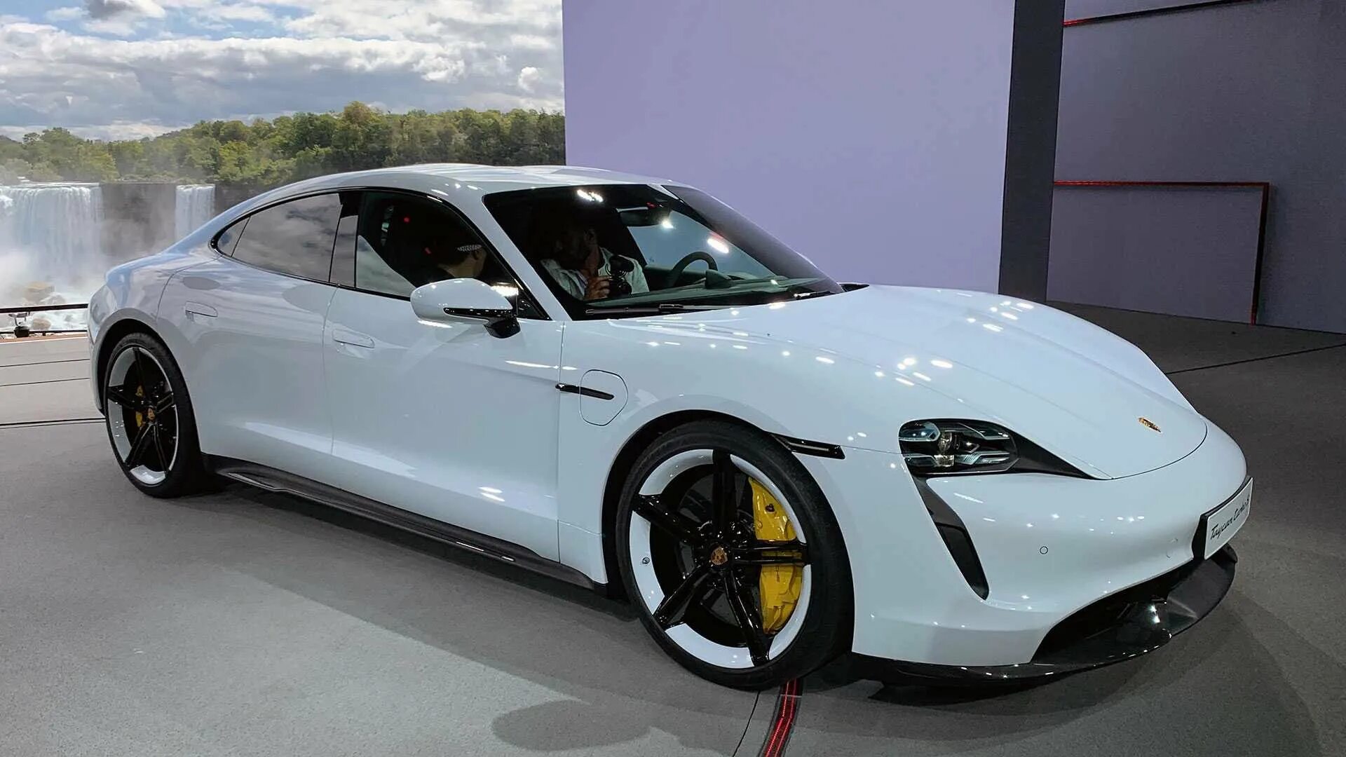 Porsche taycan 2024. Порше Taycan 2020. Порше электро 2020 Taycan. Порш электро 2021 Taycan. Porsche Taycan новый.