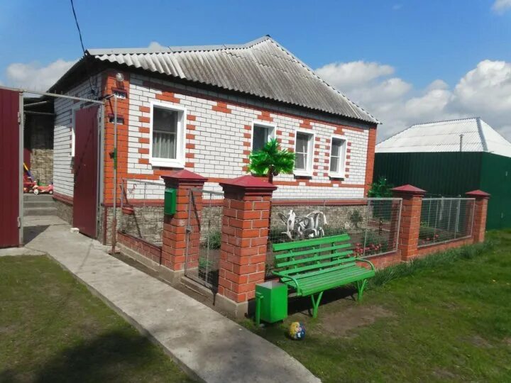 Курская область деревенский дом. Дома в поселке городского типа. Дом в райцентре. Частный дом в Курске.