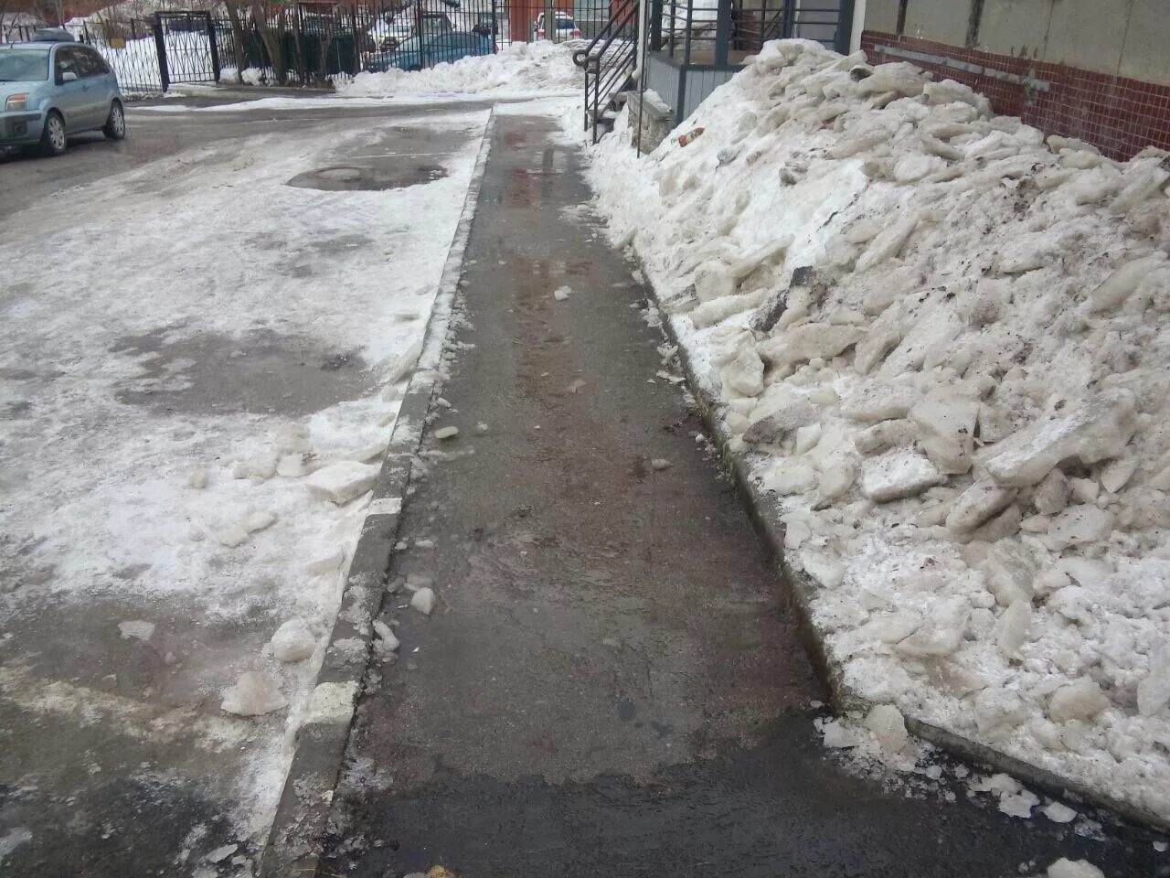 Чистить ли отмостку от снега зимой. Тротуар зимой. очистка тротуаров от снега. очищенный тротуар. очистка тротуаров от наледи.
