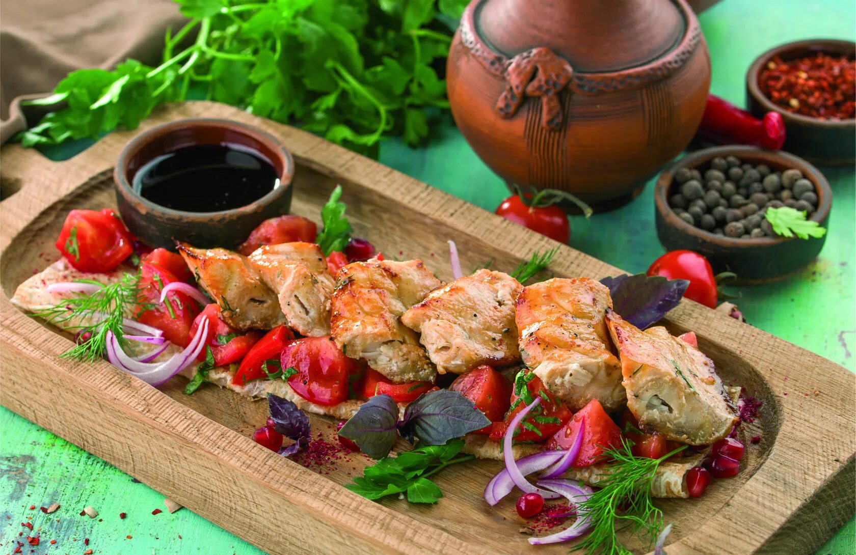 Подача шашлыка на стол. Грузинская кухня мцвади. шашлык мцвади. красивая подача шашлыка. красивая подача шашлыка в кафе.