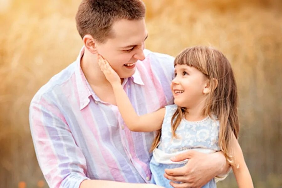 братья с большой разницей в возрасте. старший и младший ребенок в семье. братья с разницей в 2 года. старшие братья с младшей сестрой. отношения между сестрами.