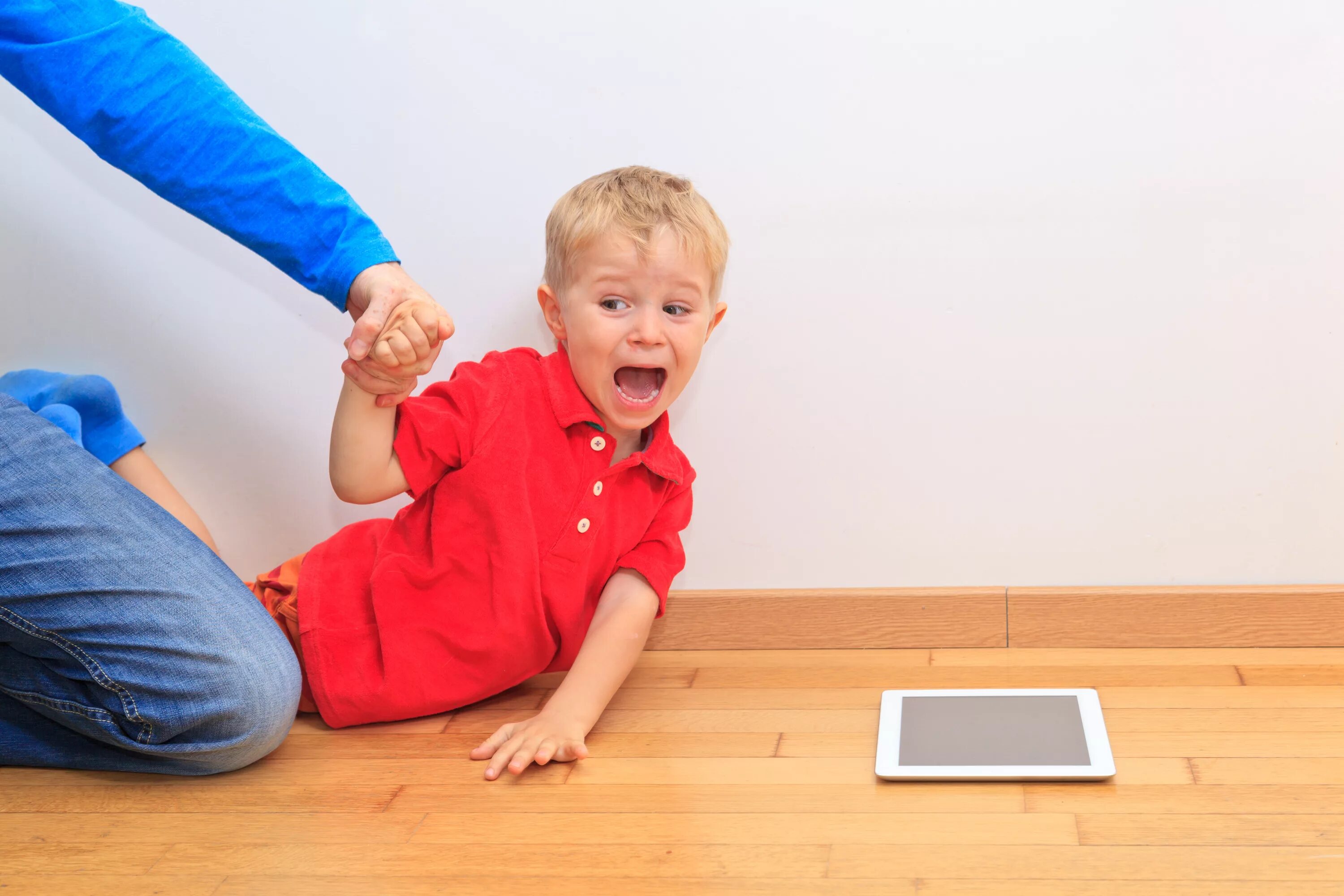 Помощь детям сиротам картинки. Человек протягивает руку помощи. Помощь детям. Мальчик с мамой за руку. Младенец тянется.