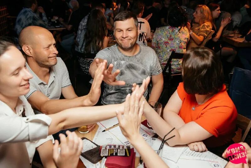 атмосфера восторга. атмосфера восторга. веселье с друзьями. атмосфера восторга. вид с неба на землю.