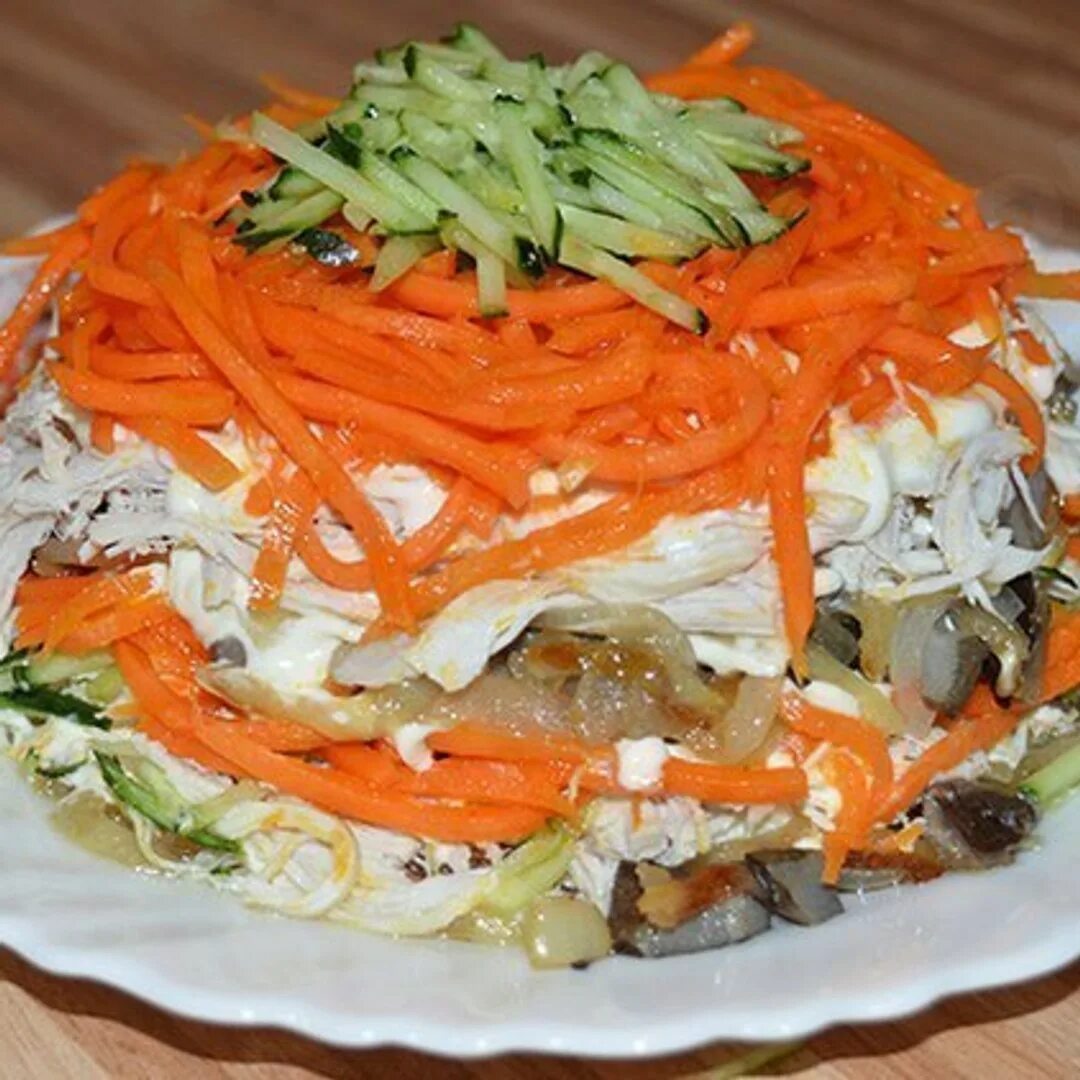 Морковный салат с огурцами. Салат из дайкона с морковью. Корейский салат из огурцов. Рецепт салата с корейской морковкой и огурцом. Салат с корейской морковкой и курицей.