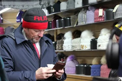 Продавец шапок