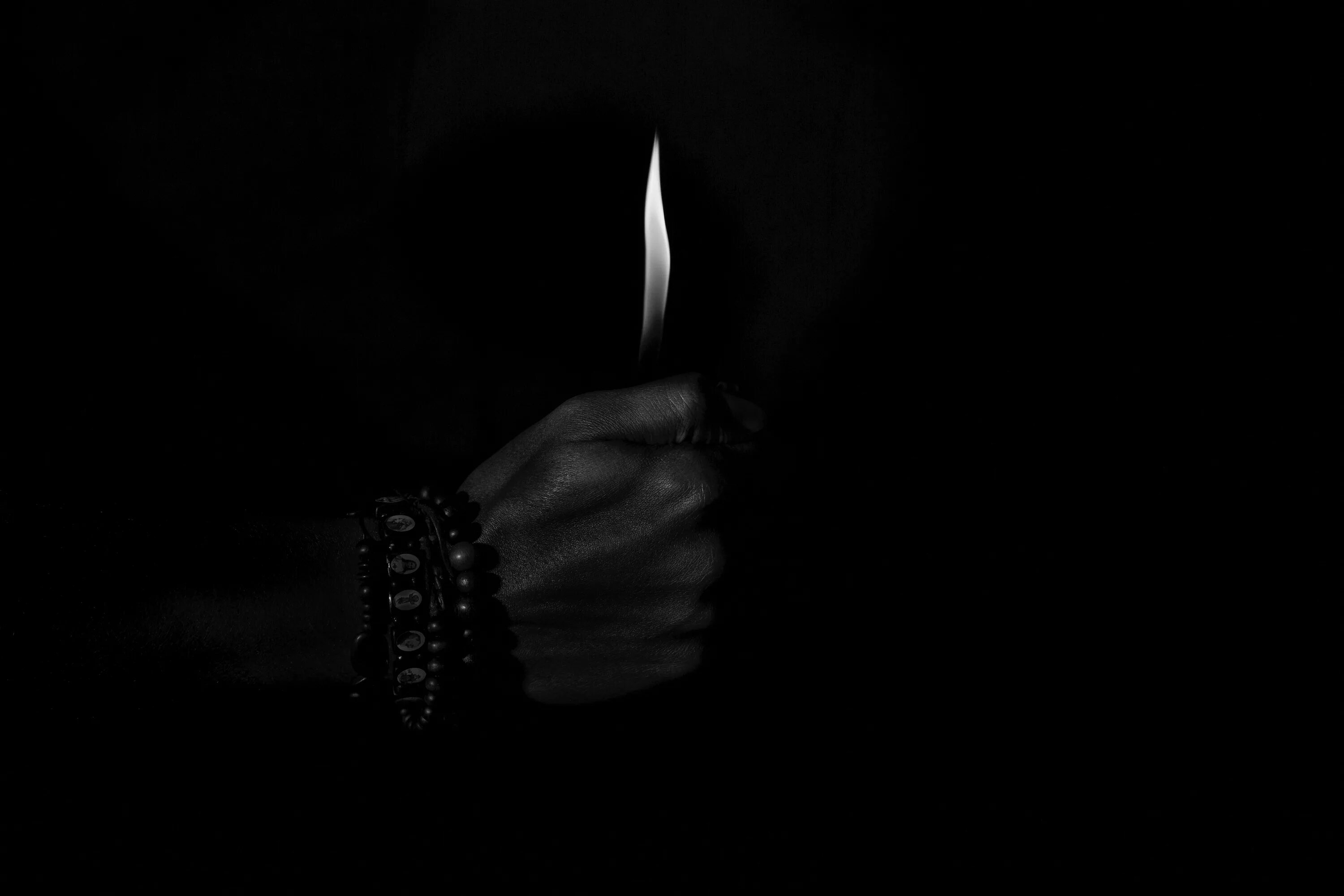Черная рука ночью. Руки на темном фоне. Ладонь на темном фоне. Черная рука. Руки на темном фоне черный.