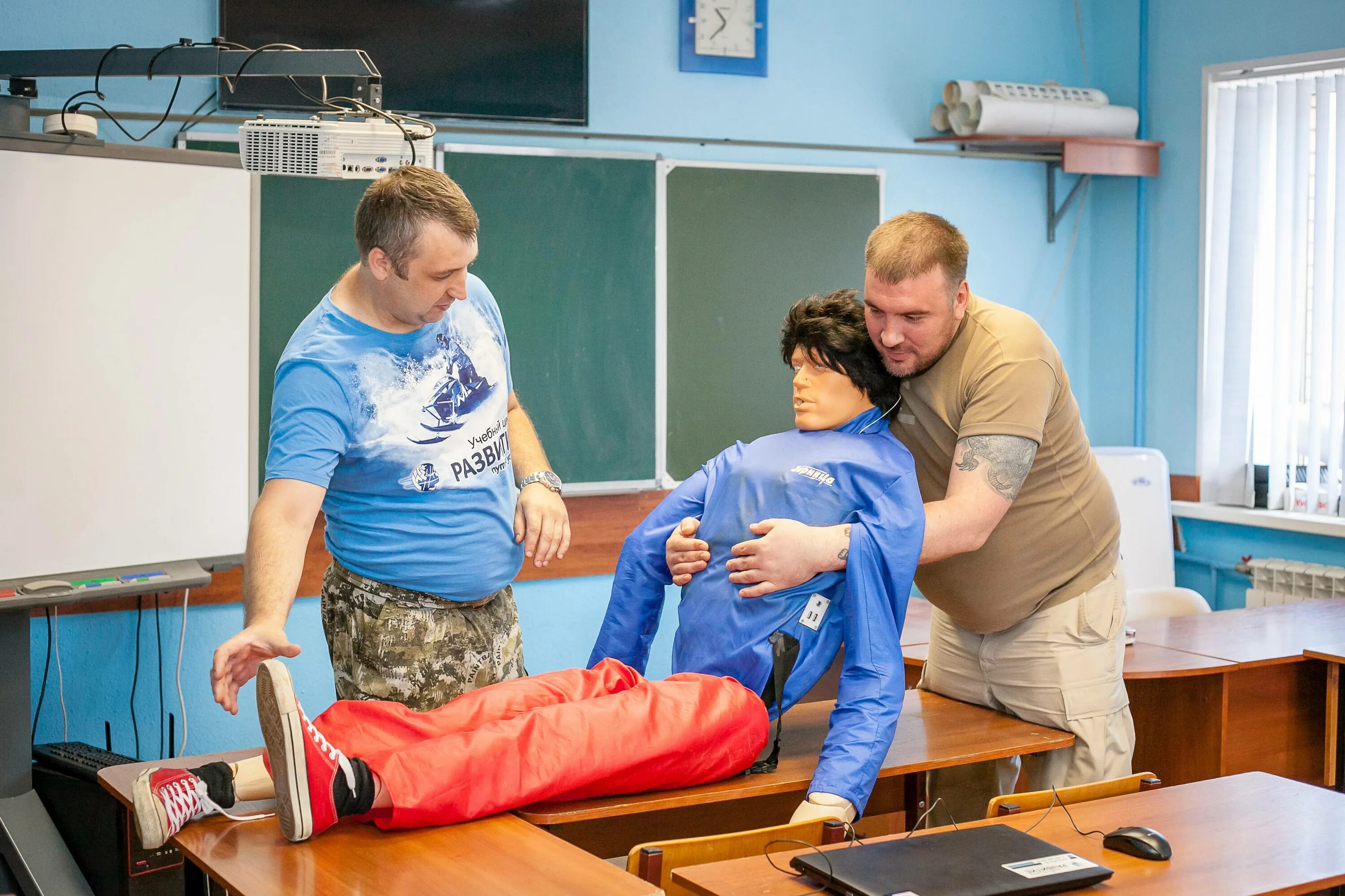 Обучение по оказанию 1 помощи. Инструктор первой помощи. курсы первой помощи. тренинг по первой медицинской помощи. курсы по первой помощи.
