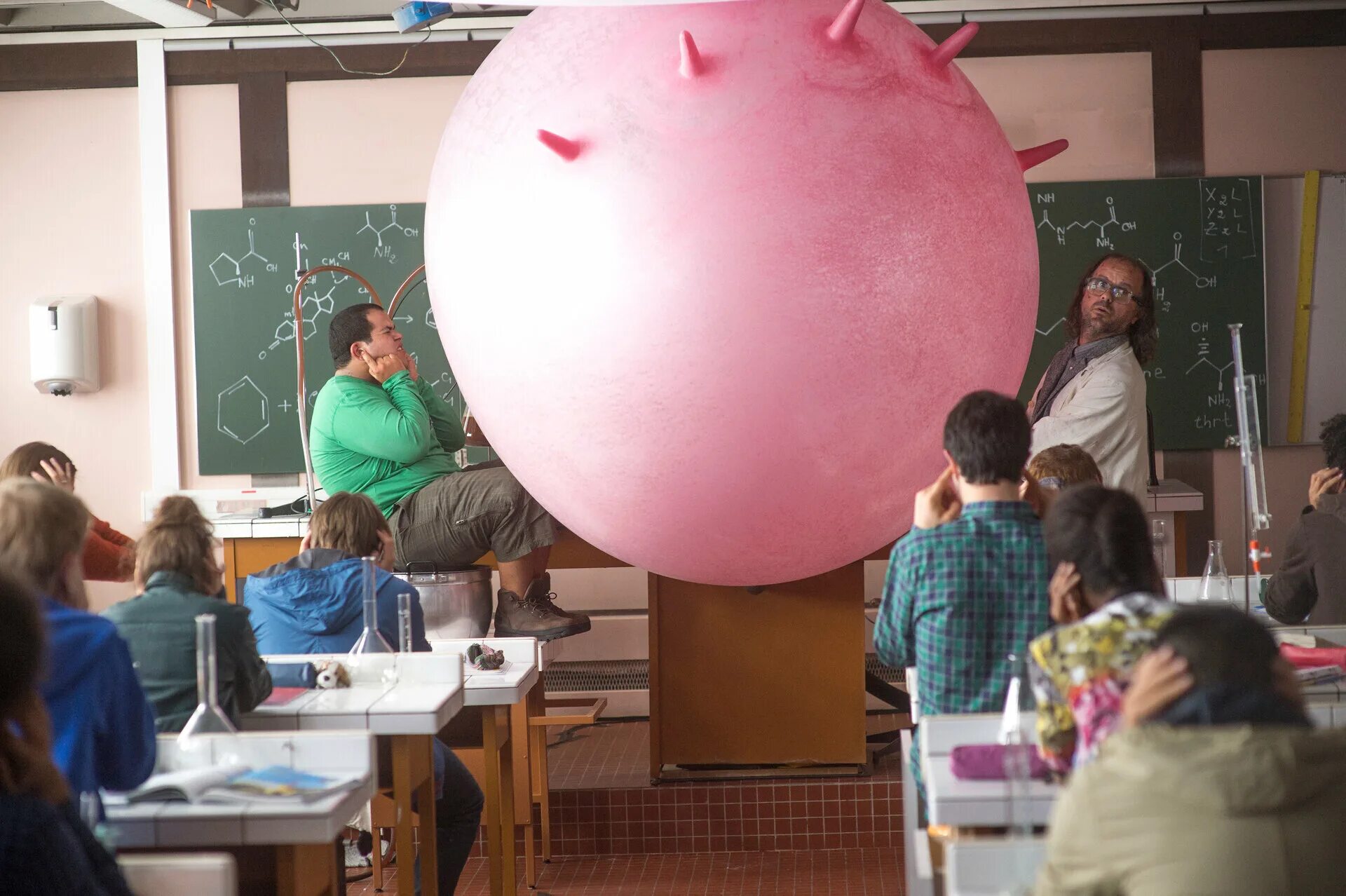 Сумасшедшая школа. Безумная школа картинка. Странные учителя. Шумные дети в школе. Безумный азарт дорама.