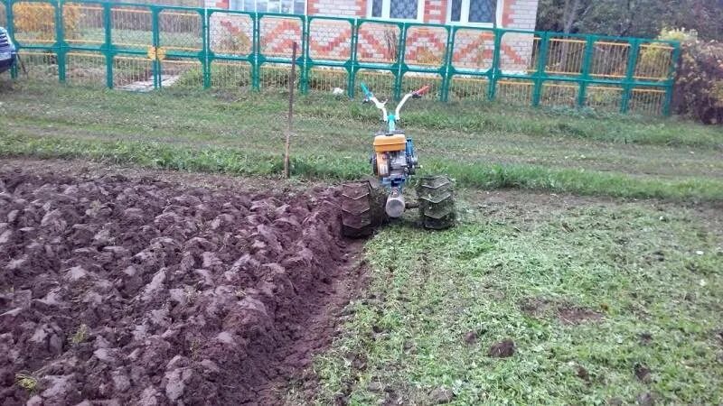 На какой передаче пахать. Вспашка огорода мотоблоком Патриот.