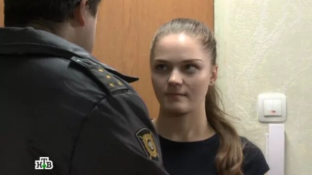 Сотрудница красного и белого. Девушку обвиняют в краже в магазине. Выебал охранник в магазине. Девушку обвиняют в краже в магазине. Полиция задержала женщину.