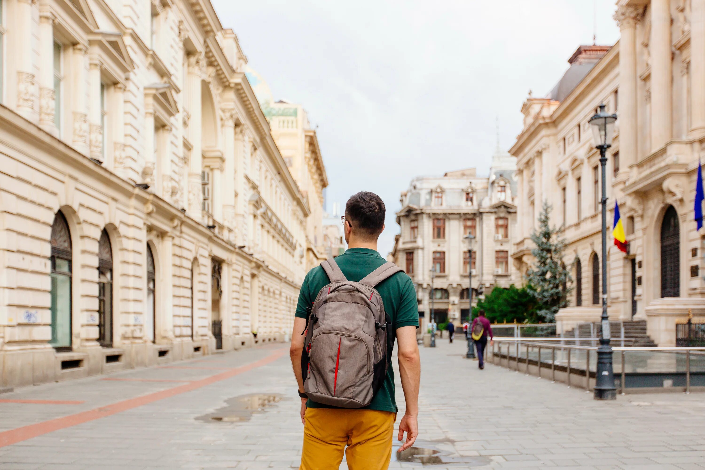 Как одеваются в барселоне. Sokakta yürüdüm фото на аву. Лоферы под шорты мужские. Путешественник с рюкзаком вид сзади. Пешеход с телефоном.