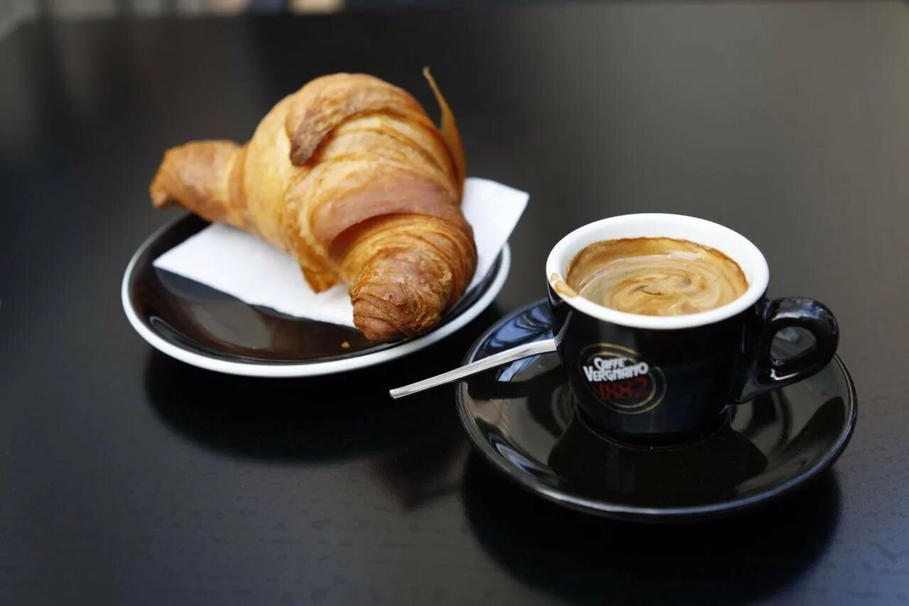 Кофе утром картинки. Утренний кофе. Доброе утро кофе. Dobroe utro s kofe. Доброе утро с кофием.