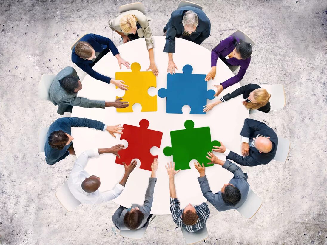 Счастливые молодые люди. K. Владели сообща. Люди за столом в офисе. Родовая община и соседская община.