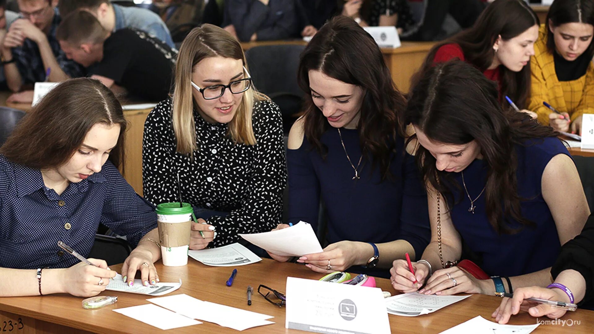 Студенты в библиотеке фотосессия. Архитектурный факультет кбгу. Студенты гуманитарии. Ниу вшэ мгу. Умный чел.