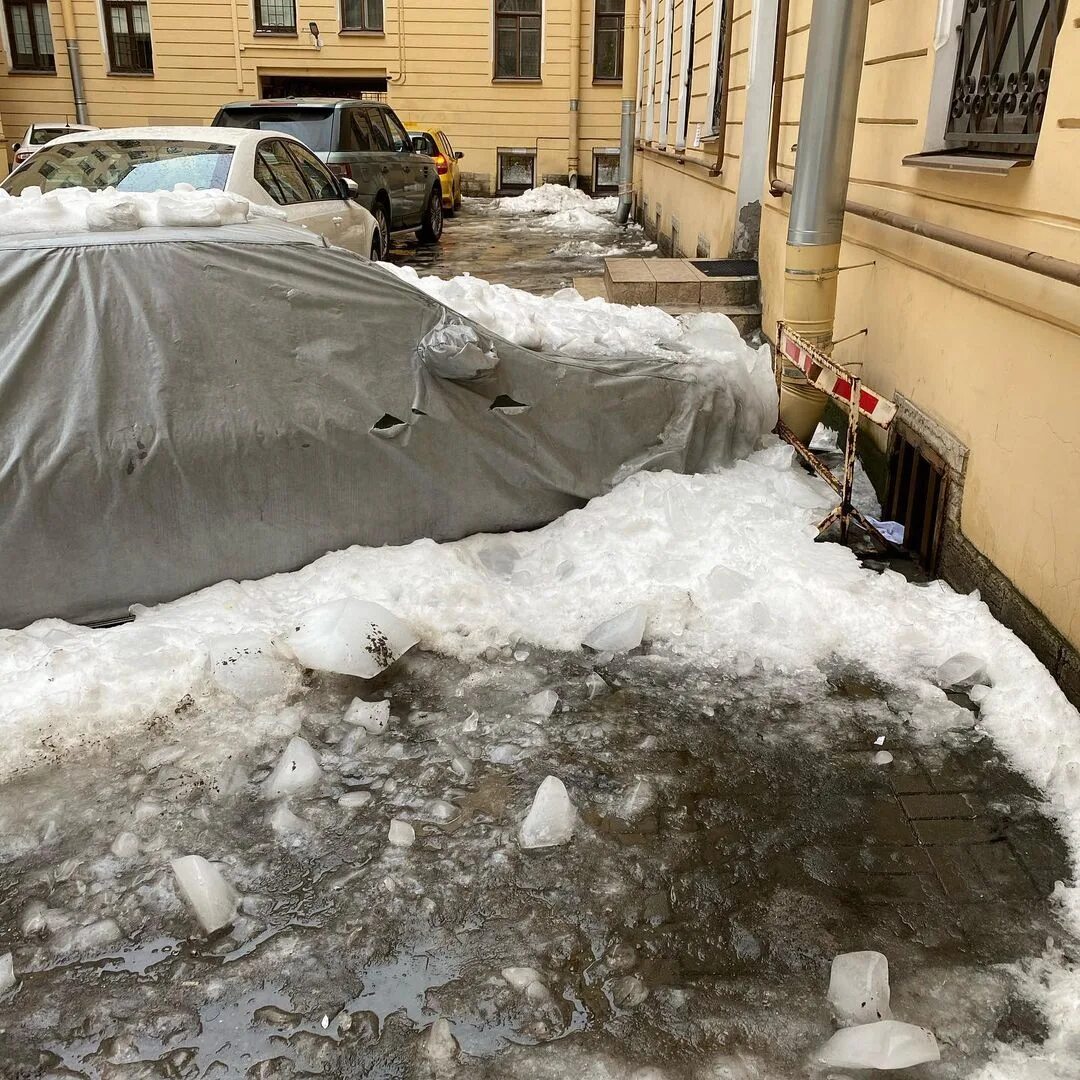 На город вечер упадет ледяной. Глыба льда на крыше. Глыба льда автомобиль. Повреждают машины наледь. Ледяные тротуары в Питере глыбы.