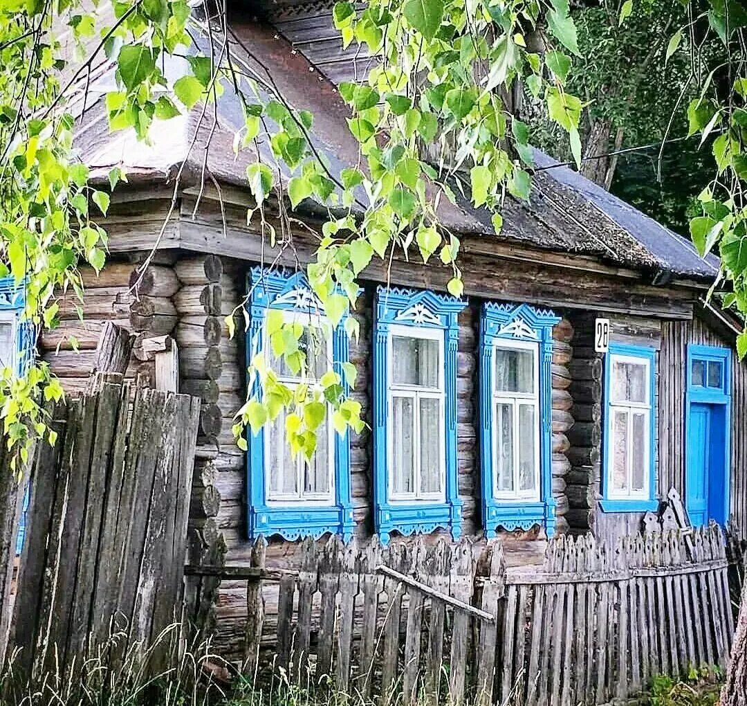 Деревенский бывший. Деревенский домик. красивый деревенский домик. старые деревенские дома. старые красивые деревенские дома.