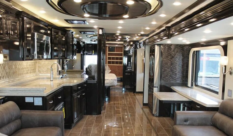 Автобус дом одежда. Американские дома на колесах. Foretravel ih-45. Автодом уилла смита. Дом на колёсах.