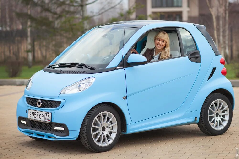 Маленькая синяя машина. Smart Fortwo синий. Маленькая машина. Автомобиль смарт голубой. Маленькие машинки для женщин.