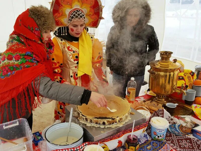 Что можно продавать на масленицу. Угощения на масленицу. блинная ярмарка на масленицу. блинная станция на масленицу. угощение на масленицу в школу.