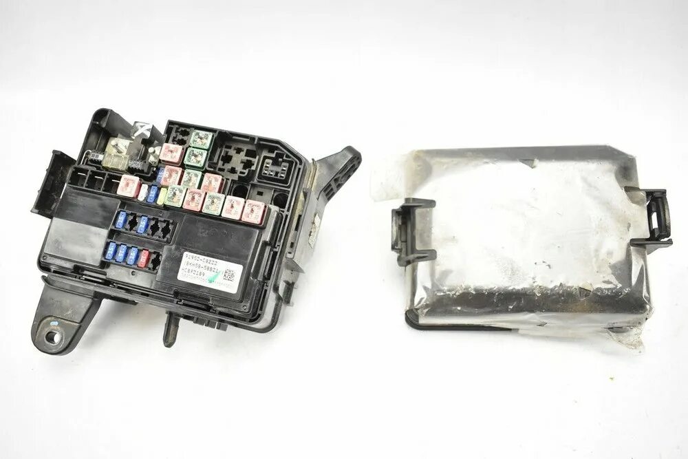 Подкапотный блок предохранителей хендай i20. Хундай каунти блок предохранителей. Предохранитель хюндай i20. Блок предохранителей хендай i40. Предохранитель хюндай i20.