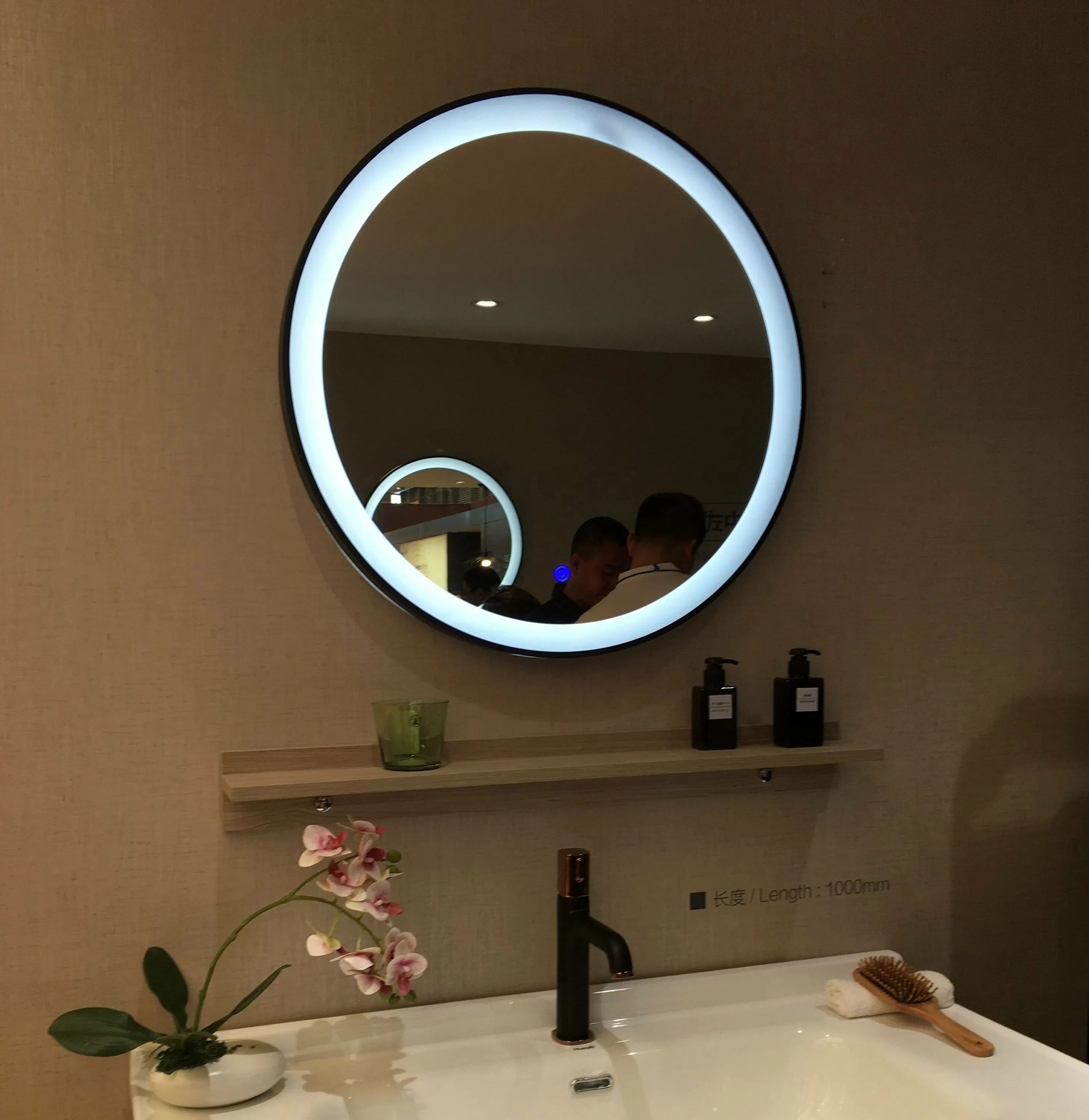Зеркало с led подсветкой 70x65. Зеркало для ванной с подсветкой Айрон Лайт. Круглое зеркало в ванную с полками. Круглое зеркало в ванную.