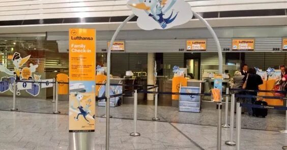 Lufthansa check in. Ангар люфтганза. check in counter. airport check-in counter. парковка в аэропорту франкфурта.