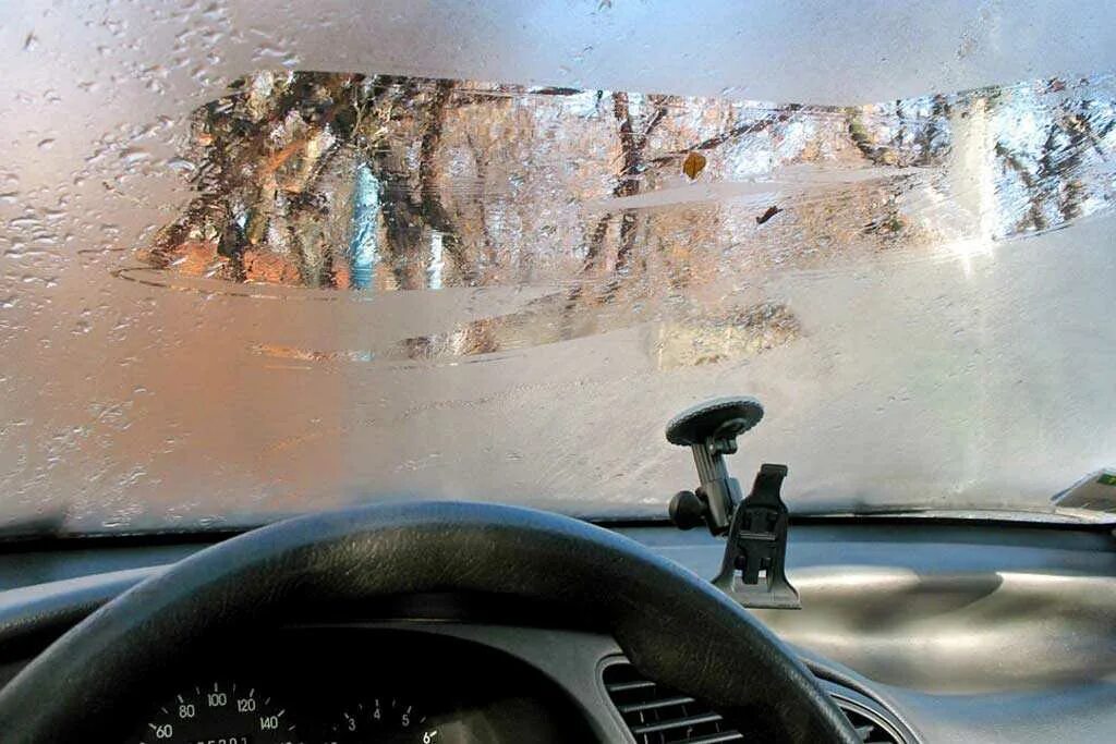 Почему потеют стекла в салоне автомобиля. Запотевшие стекла автомобиля. запотевшие окна в машине. запотевшее стекло в машине. влага в салоне автомобиля.