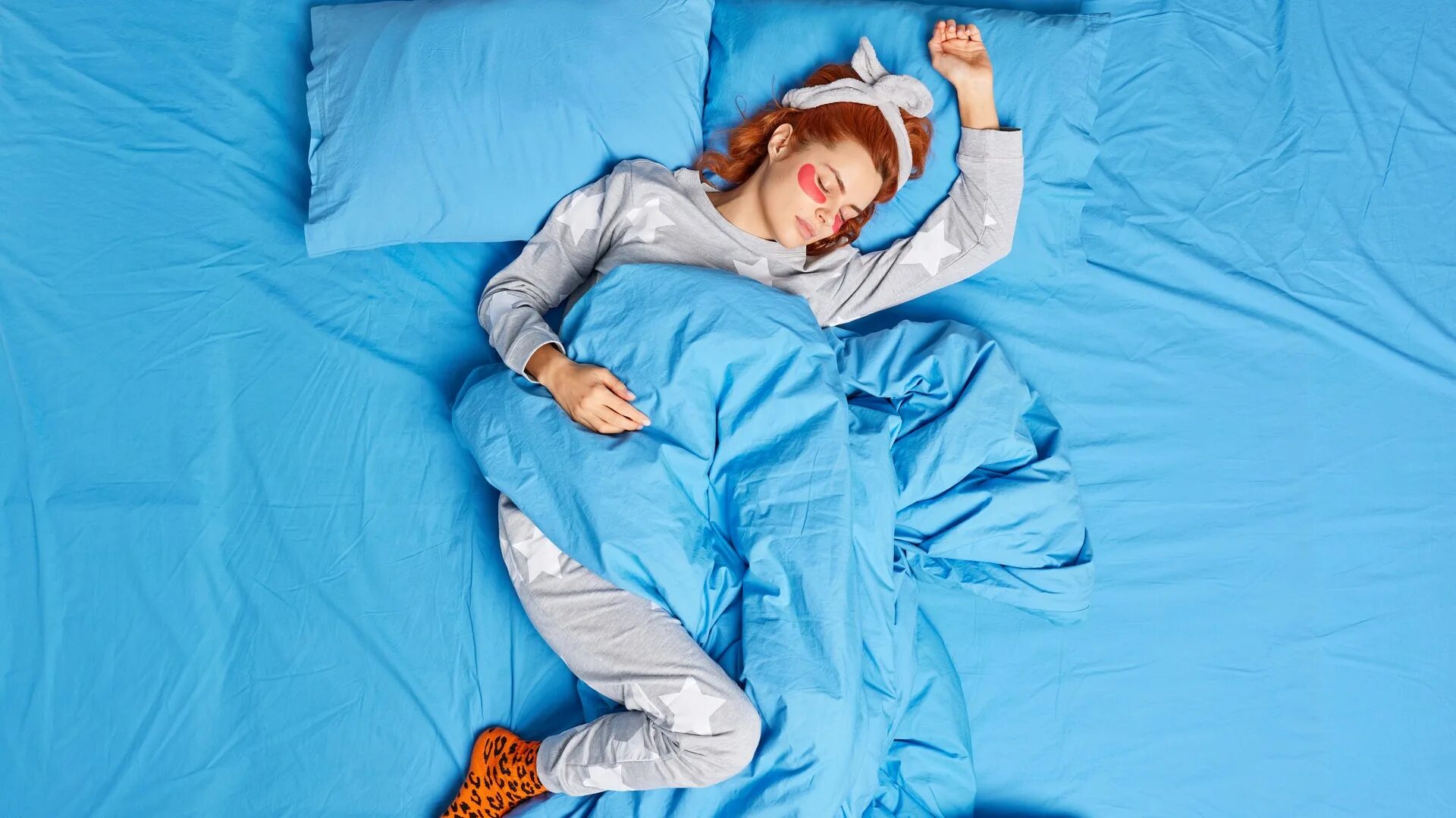 подушка для поднятия изголовья кровати. недосып. поллюционный сон. спать на высокой подушке. ранний сон.