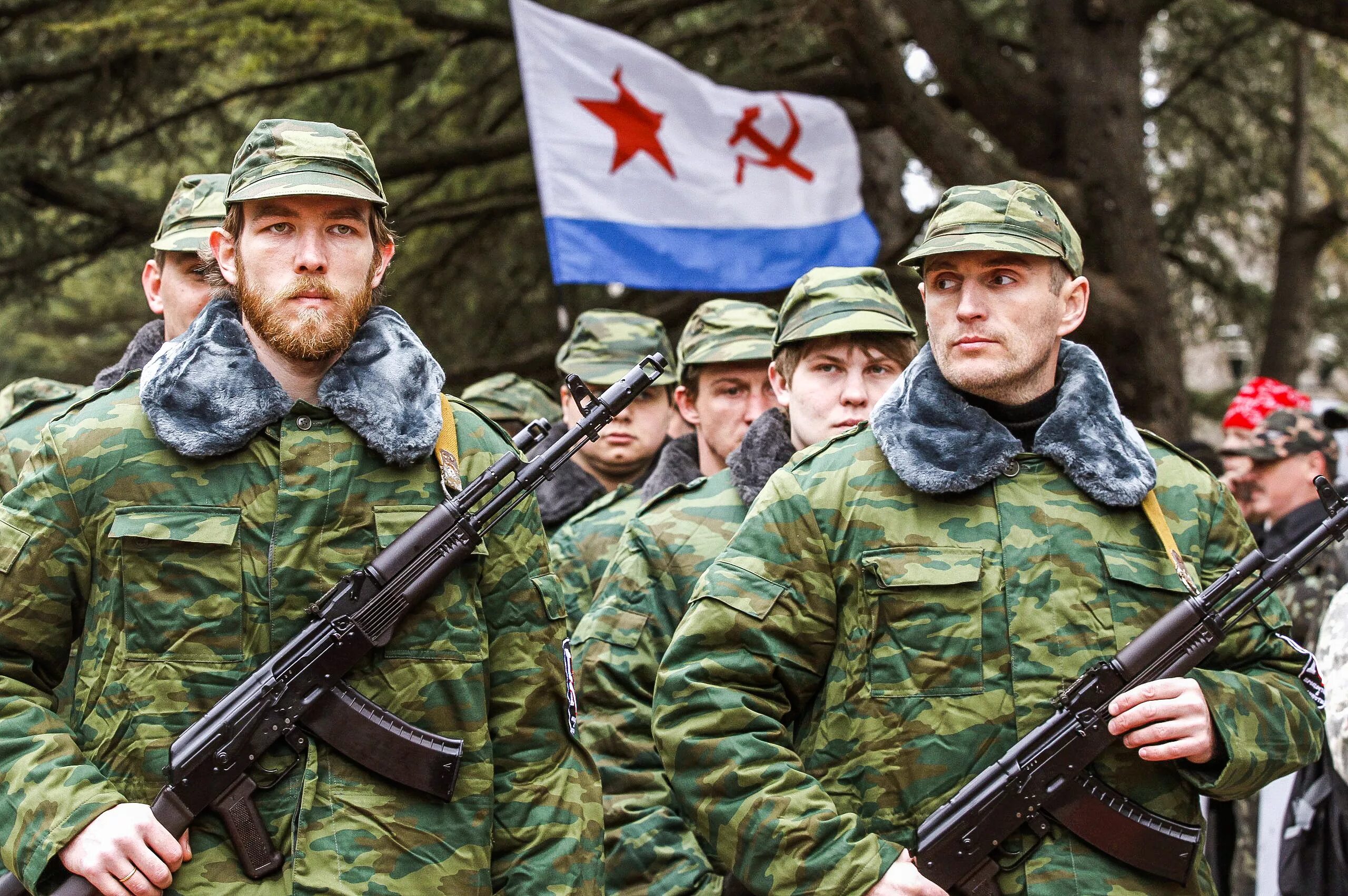 зелёные человечки в крыму. вежливые люди перевальное. армия военная часть. российские войска в крыму. вежливые люди.