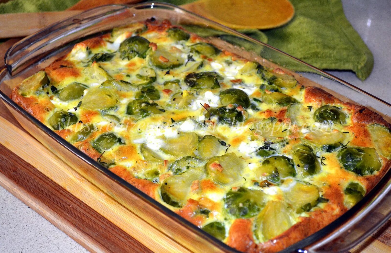 Капусты в духовке рецепты с фото. Пирог с брюссельской капустой. Открытый пирог с брюссельской капустой. Заливной пирог с брюссельской капустой. Запеканка из брюссельской в духовке.