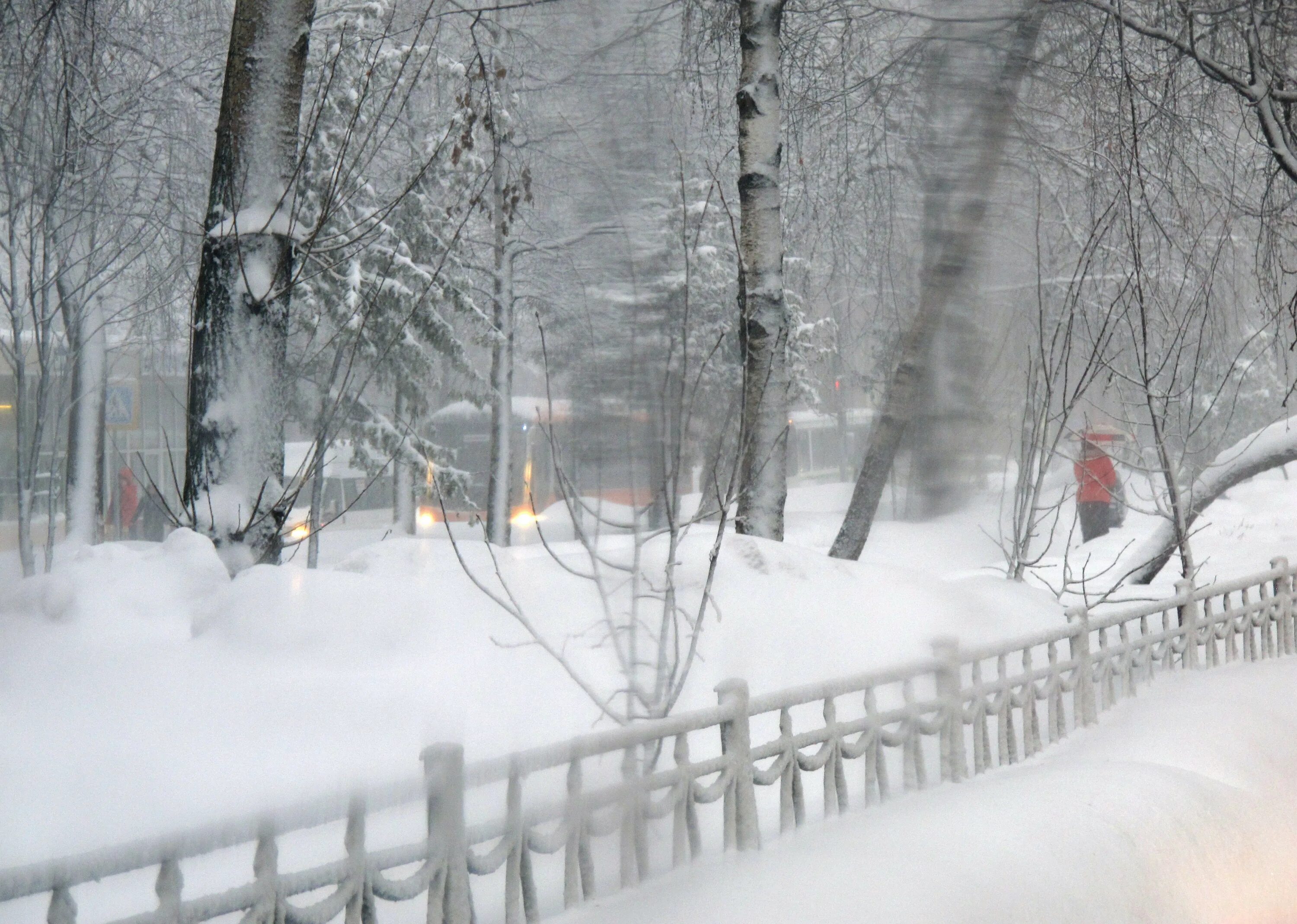 Метель мигалки снегопад. Зима в подмосковье метель. Сильный снегопад. Метель в подмосковье сегодня. Фото.