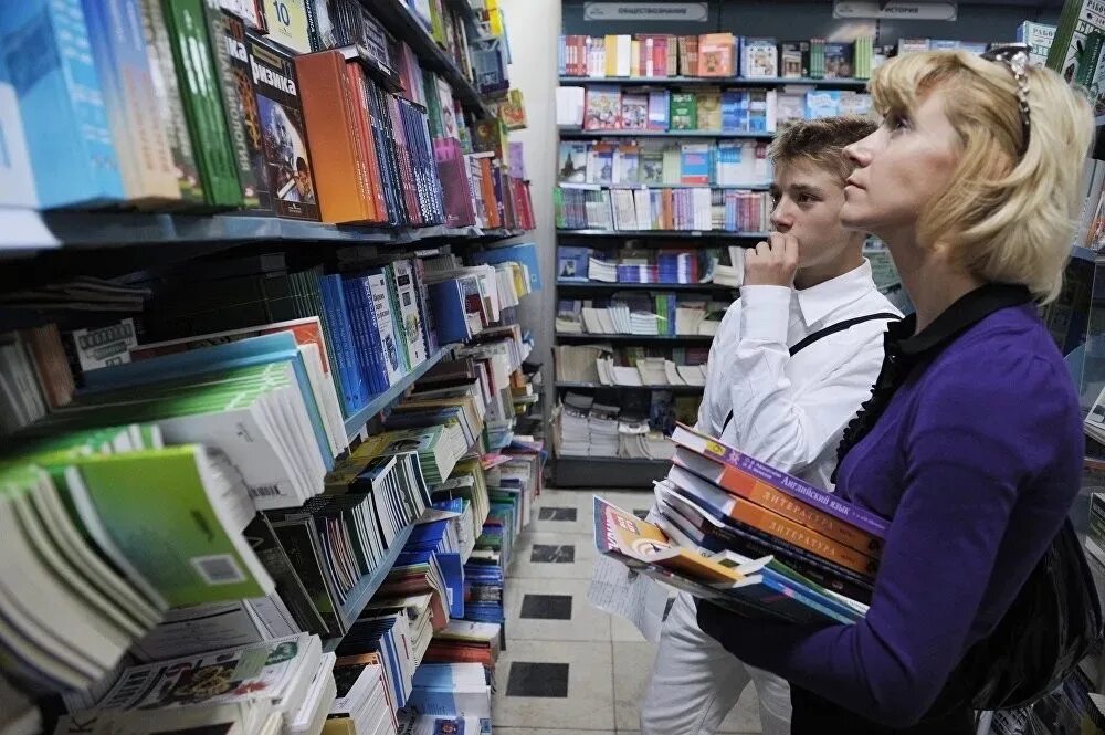 Риа книги. Покупатели в книжном магазине. Люди в книжном магазине. Продавец в книжном. Книжный магазин.