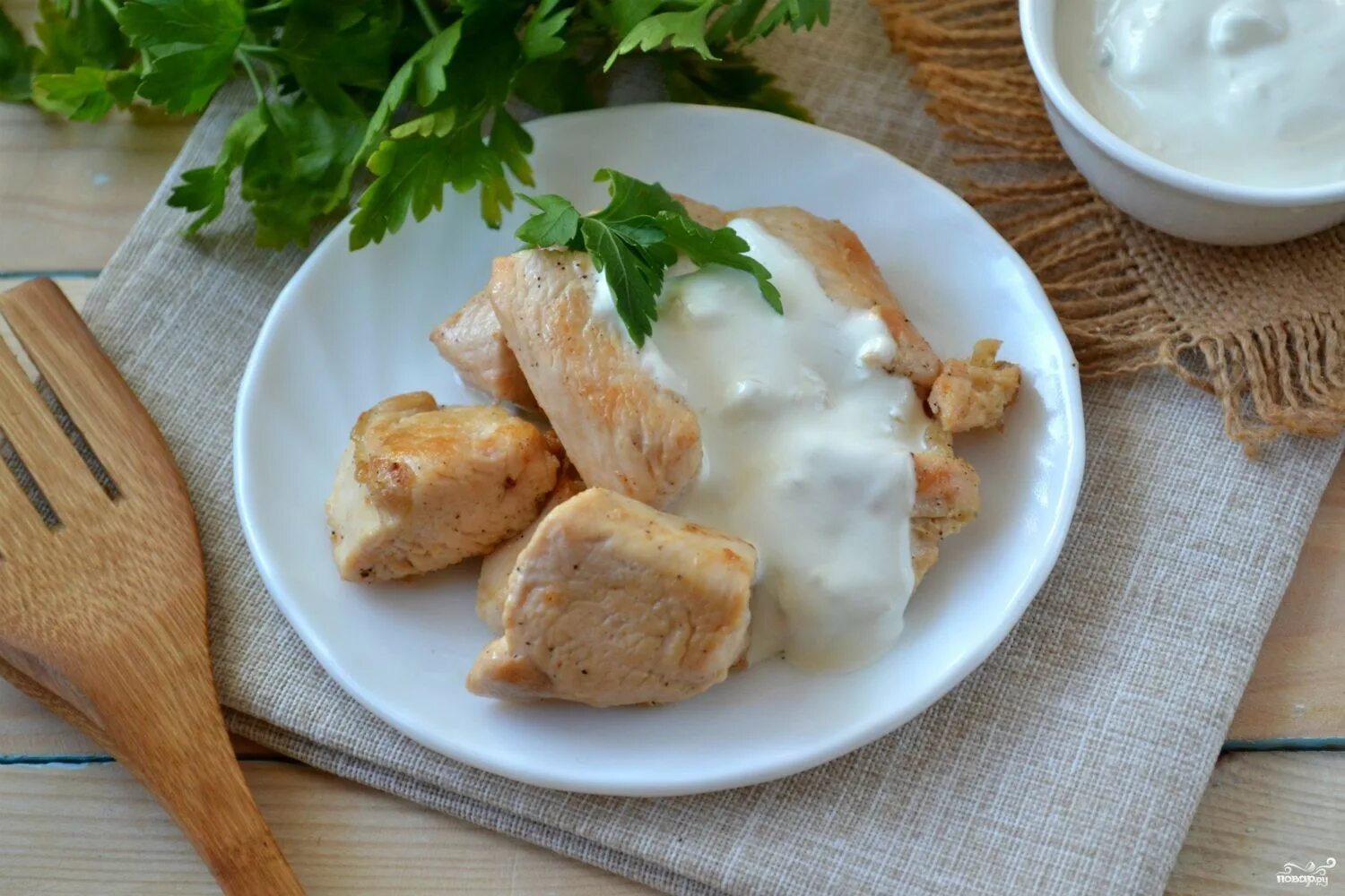 Куры в белом соусе. Филе куриное. Курица жареная в сметанном соусе. Вареная курица с соусом. Куриное филе в соусе.