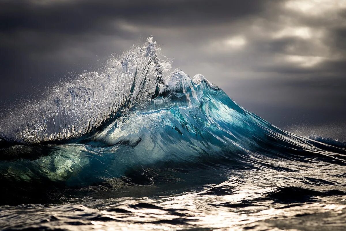 В океане есть волны. Бушующий океан. Океан волны.
