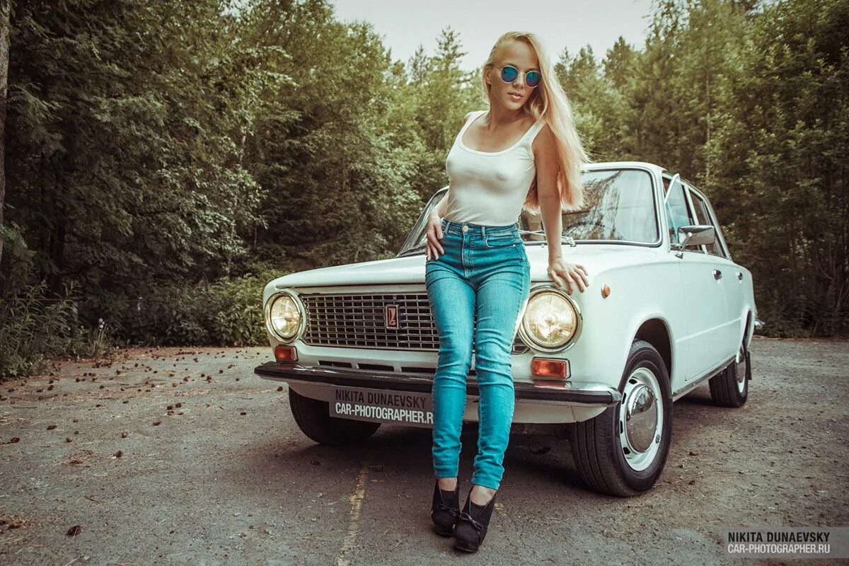 Ваз 2106 с девушкой на капоте. Жигули с девушкой ваз 2106. Девушки и автомобили ваз. Девушки и жигули. Девушки и автомобили ваз.