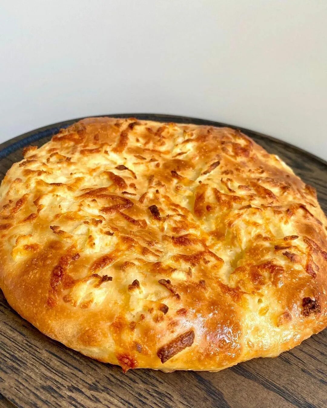 Тесто для хачапури с сыром в духовке. Хачапури по-аджарски с сулугуни. Грузинские лепешки хачапури с сыром. Хачапури из дрожжевого теста. Хачапури армянские хачапури армянские.